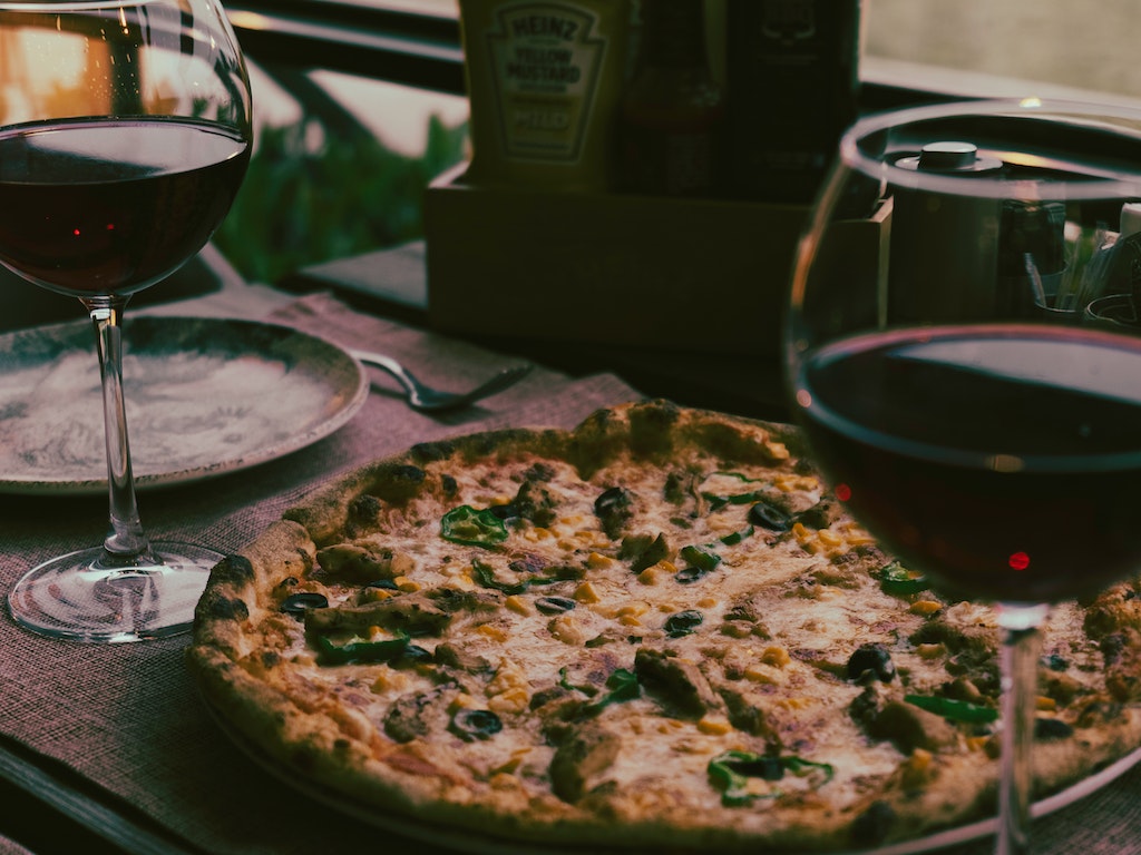 Il Delizioso Accordo: L'Arte di Abbinare Vino e Pizza