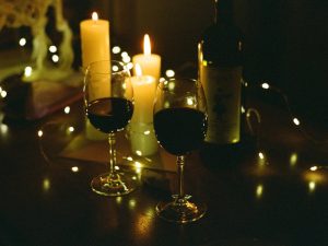 Scopri la verità dietro i miti e le realtà dei vini lunari. Esplora la storia, i benefici e come riconoscerli nell'industria vinicola moderna.